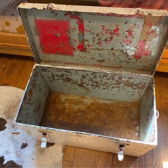 Vintage Metal Case - Picture 3 of 3